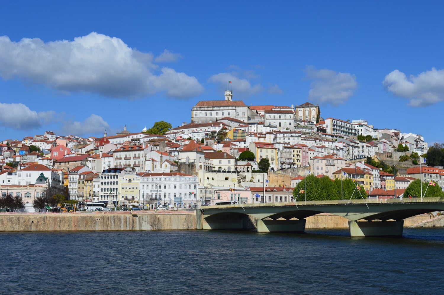 Vista de uma cidade histórica do centro de Portugal