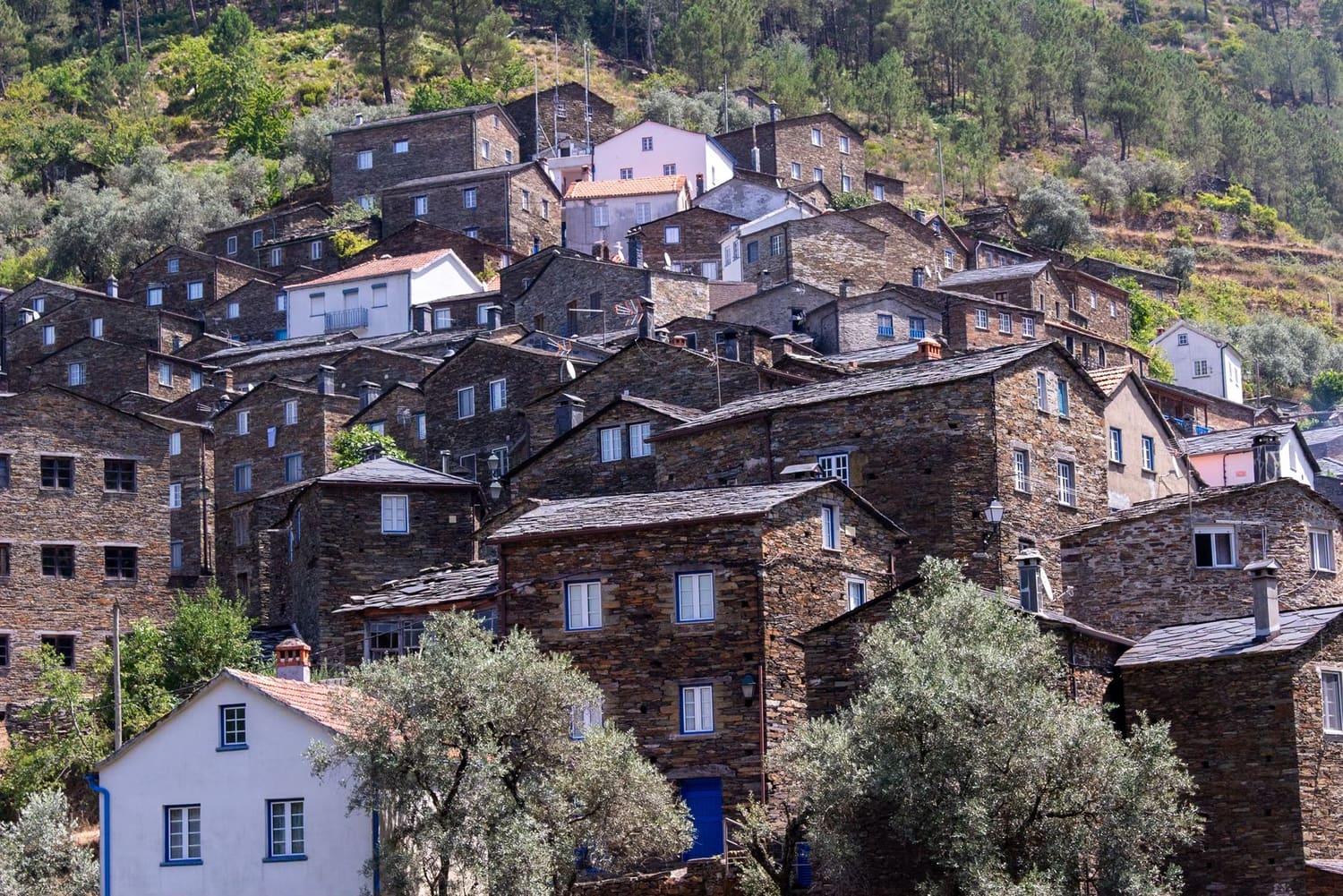 Casas de pedra de xisto numa aldeia do interior de Portugal